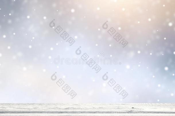 空荡荡的乡村白色木桌。 雪在阳光下<strong>飘落</strong>，金色。 节日的冬天背景。