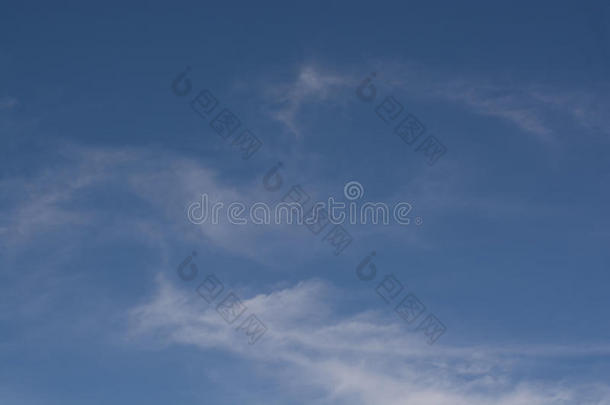 美丽的蓝天，薄薄的白云，漂浮着美丽的移动