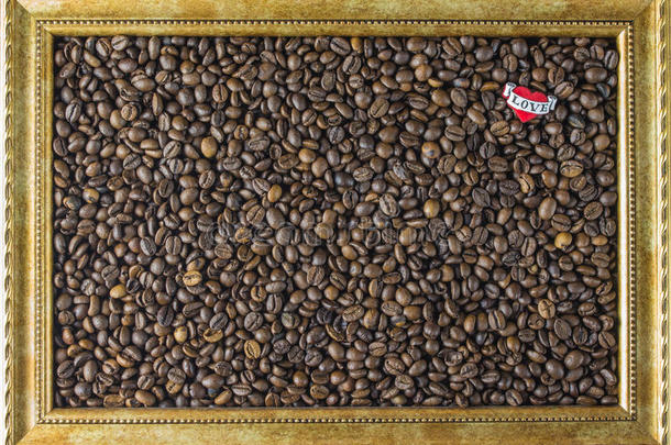<strong>咖啡豆</strong>框架从<strong>图片</strong>美丽的背景视图的侧面。 概念。 说我爱你的心