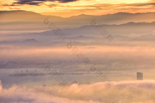 云黎明雾小山早晨