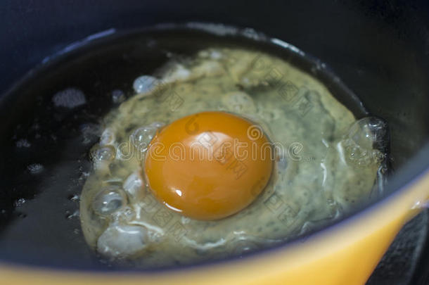 锅里煎的鸡蛋准备早餐。