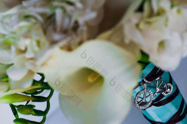 美丽的花朵装饰珠宝用银和<strong>水晶玻璃</strong>制成