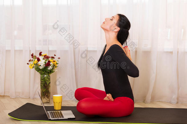 练习瑜伽的女人