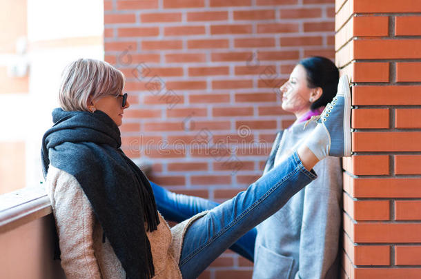 时髦的年轻女人