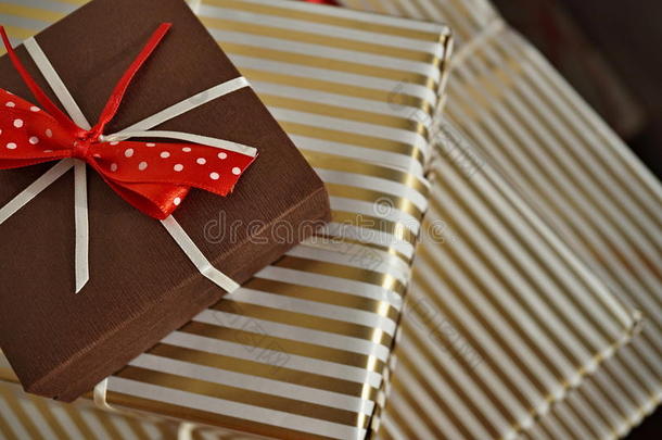 鸟瞰礼品包装的边缘白色和金色衬里包装纸作为圣诞节的背景象征