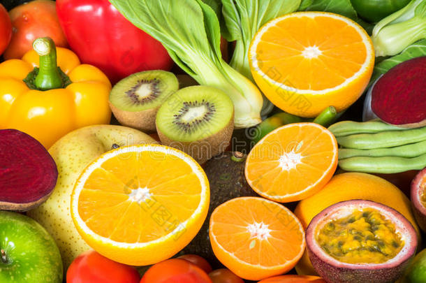 特写橙色切片与一组新鲜水果和蔬菜