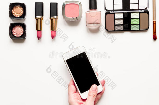 概念网上购物化妆品白色背景顶部视图模拟