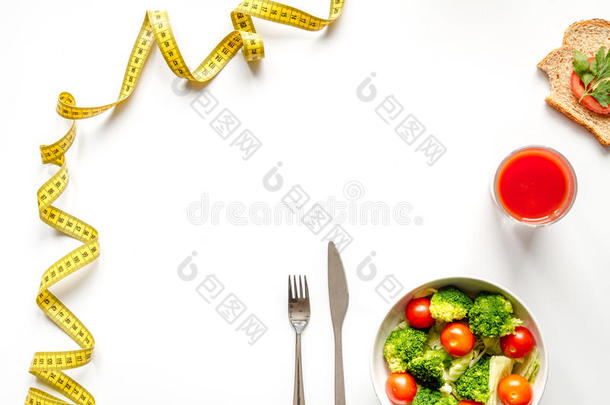 概念减肥饮食新鲜蔬菜在白色背景顶部视图