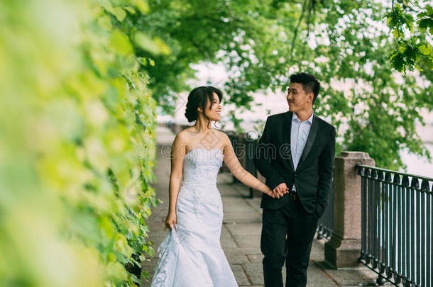 中国新婚夫妇站在小巷里