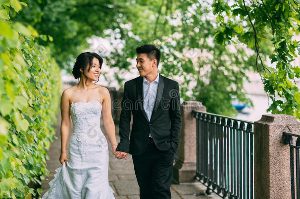 中国新婚夫妇站在小巷里