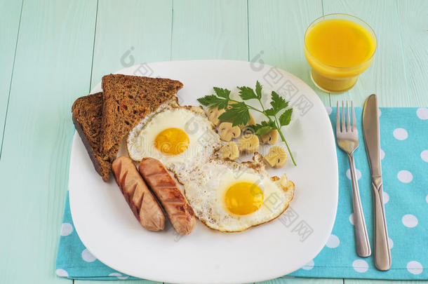 早餐有煎鸡蛋、香肠、腌蘑菇和黑麦