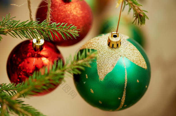 圣诞彩球装饰在松树红色复古色调的背景上，以<strong>迎接</strong>新年。