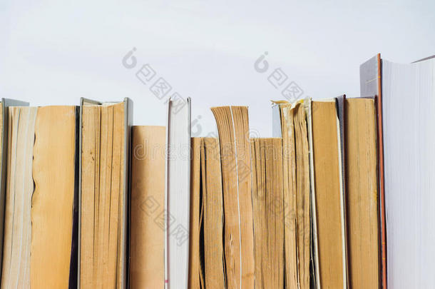 一堆书。