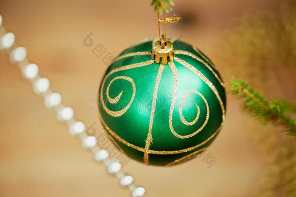 圣诞彩球装饰在松树红色复古色调的背景上，以迎接新年。