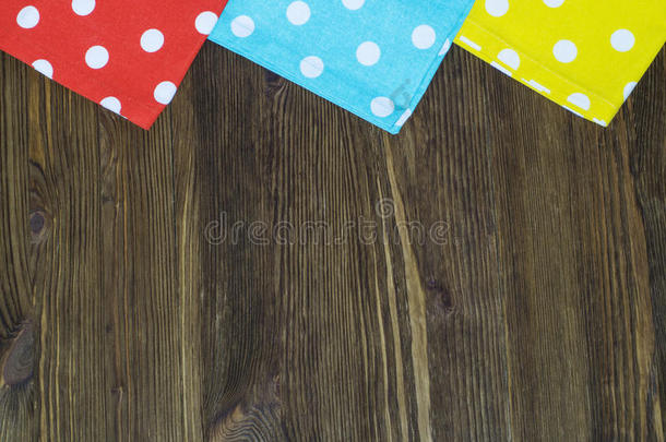 彩色圆<strong>点餐</strong>巾纸在木制背景上。