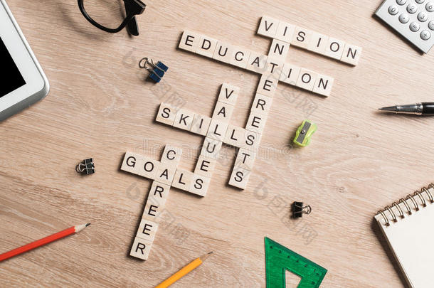 木制桌子上的概念关键词与游戏制作纵横字谜的元素