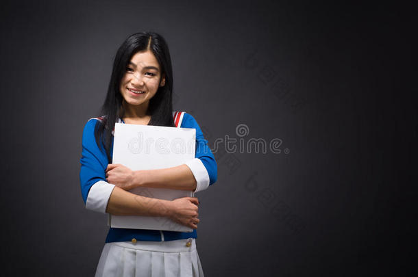亚洲女人在工作室用空白海报摆姿势