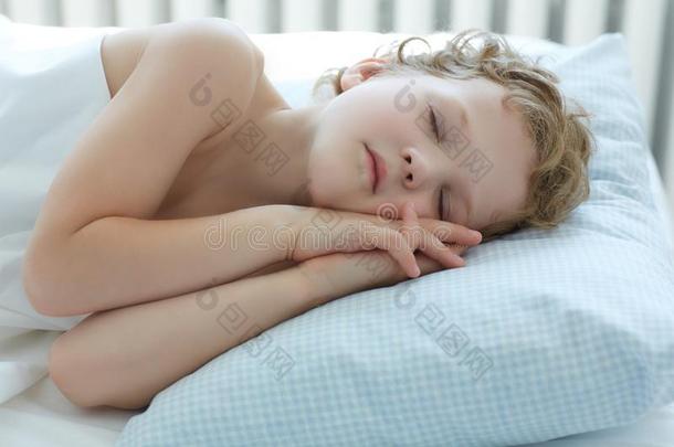 健康孩子`睡眠的概念。 可爱的孩子睡在床上。