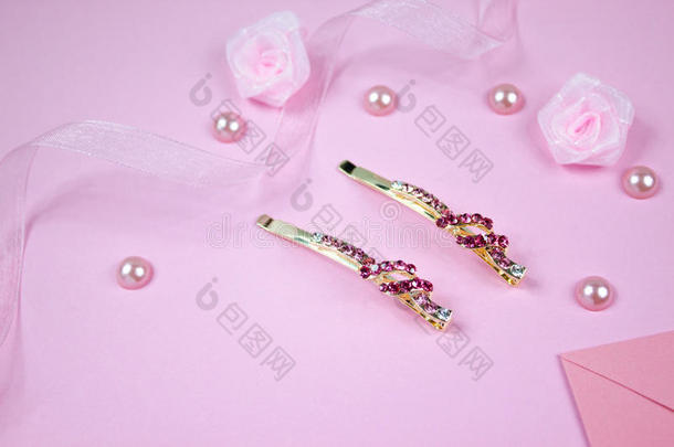 金色发夹，粉红色宝石和粉红色丝带在粉红色的背景