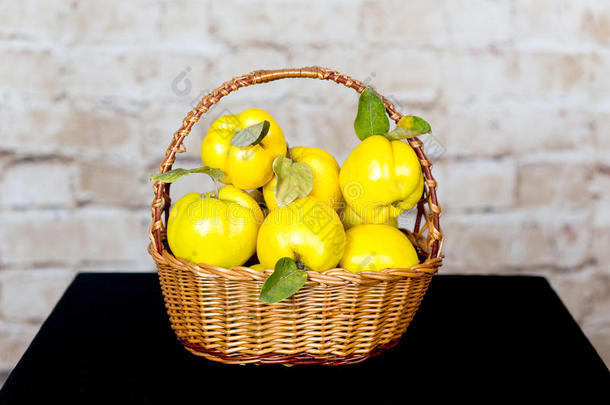 一堆<strong>多汁</strong>的黄色水果。 昆斯。 篮子里有<strong>美味多汁</strong>的昆斯。 古老的昆斯深秋。