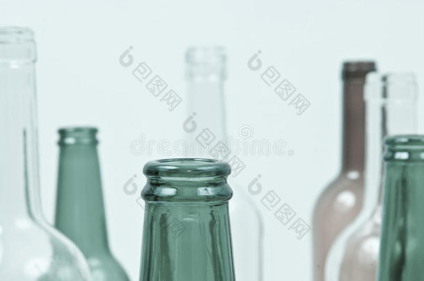 玻璃瓶的混合颜色，包括绿色，清晰的白色，眉毛