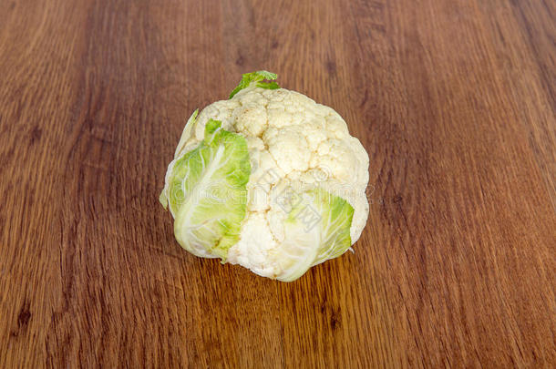 花椰菜在白色背景上分离。 营养和维生素蔬菜-花椰菜。