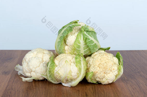 花椰菜在白色背景上分离。 营养和维生素蔬菜-花椰菜。
