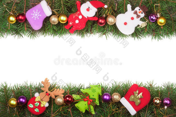 圣诞框架由冷杉树枝制成，装饰着球、雪人和圣诞老人，孤立在白色背景上