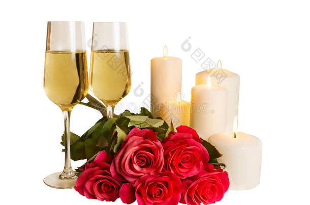 香槟，玫瑰和蜡烛隔离在白色上