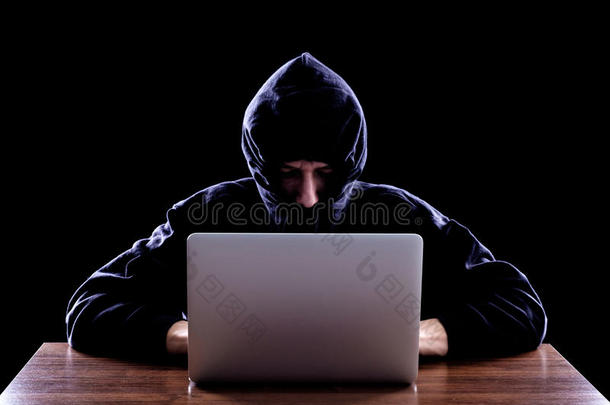 电脑黑客从笔记本电脑上窃取数据