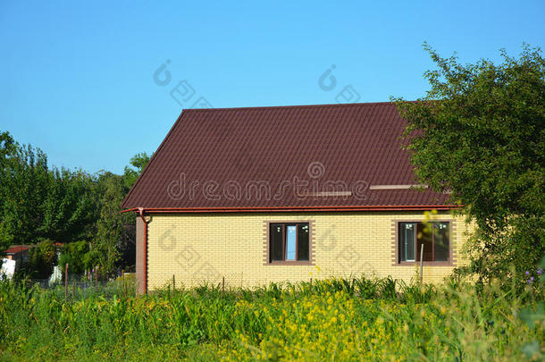 舒适的砖房，金属屋顶外观。 郊区的房子。