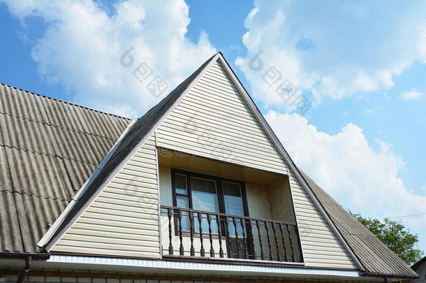 山墙和山谷式屋顶建筑，舒适的阳台。 建筑阁楼建筑不同类型的屋顶
