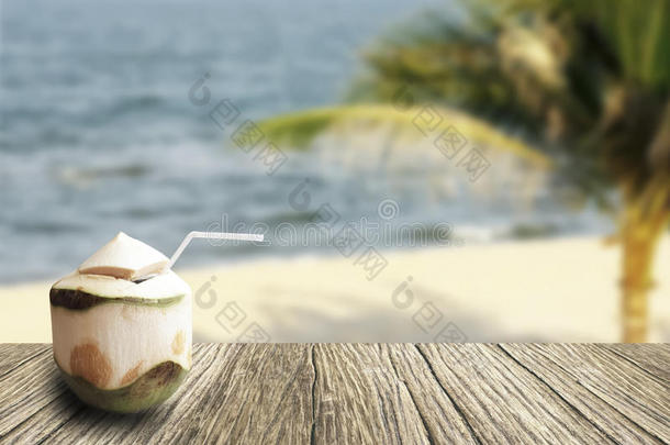 在甜蜜的夏天，海滩上有新鲜的椰子汁。