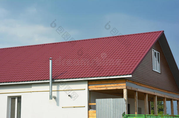新建红色金属屋顶建筑。 金属<strong>屋面</strong>瓦<strong>屋面</strong>施工