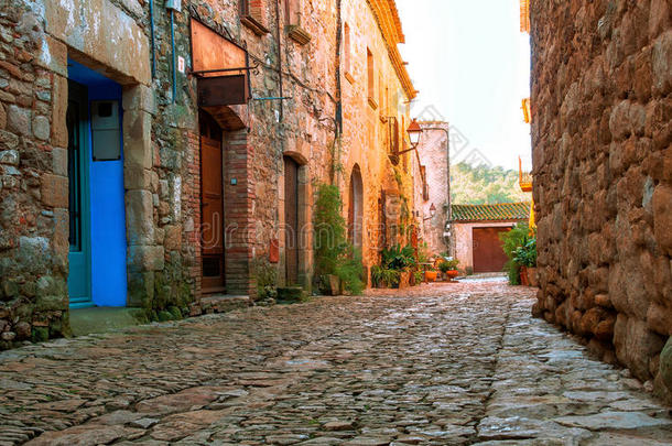 西班牙加泰罗尼亚佩拉塔拉达老城的一条街道。 中世纪街道在欧洲的Medicval镇。 古老的全景