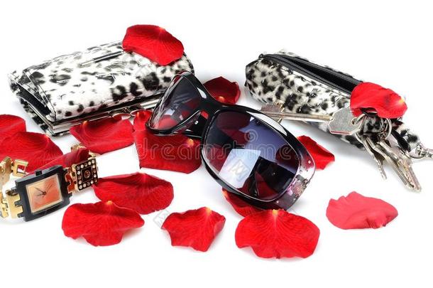 一朵红玫瑰花瓣，女人`配饰，太阳镜，手表，钱包，白色背景下的静物钥匙