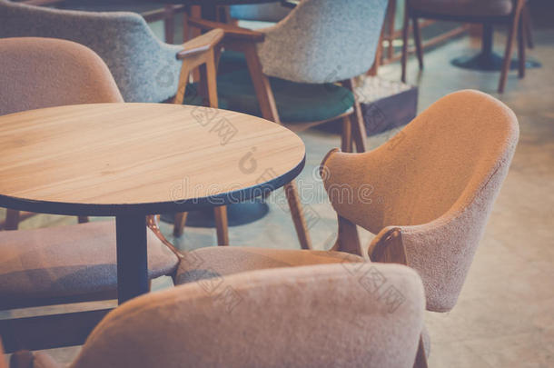 餐厅设置设计中的空餐桌和椅子