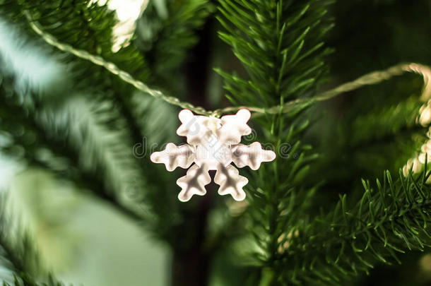 圣诞树用雪<strong>花灯</strong>装饰花环