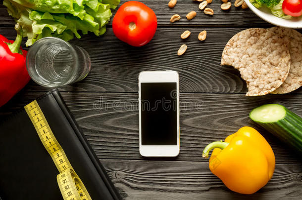 概念饮食和智能手机与蔬菜模拟