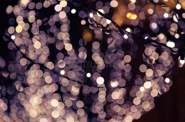 圣诞背景的彩色发光波克。 花环照亮了圣诞节树上的灯光装饰。 彩色照片