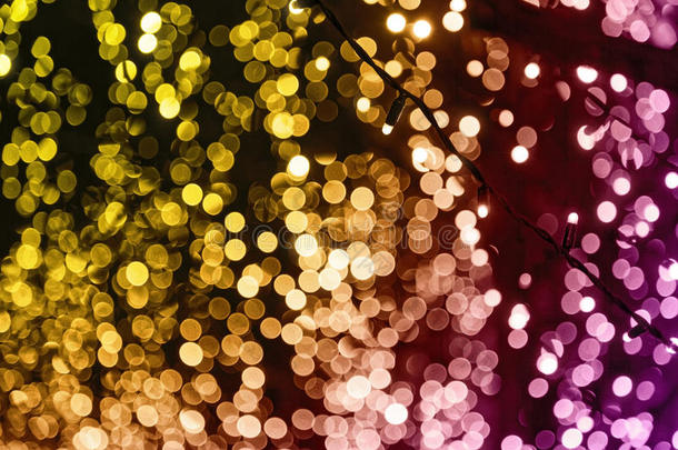 圣诞背景的彩色发光波克。 花环照亮了圣诞节树上的灯光装饰。 彩色照片