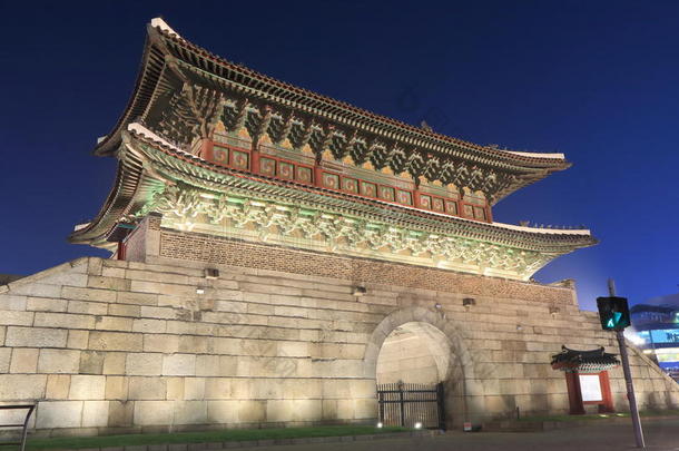 韩国首尔东大门。 东大门最初是由泰约国王在1398年建造的。