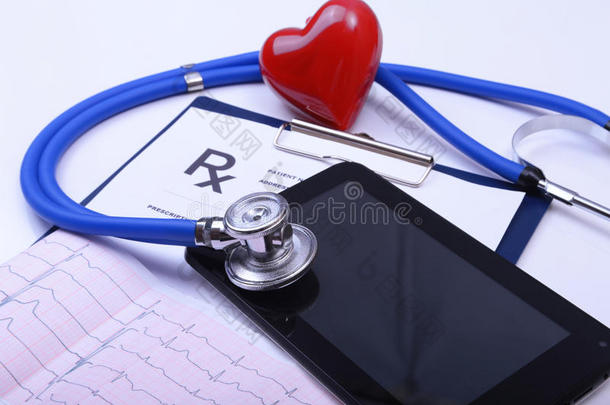 背景蓝色心脏的心脏病学家心脏病学