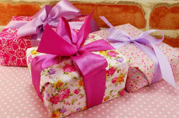 礼品盒与粉红色丝带蝴蝶结在粉红色圆点