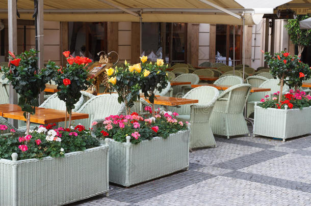 欧洲城市街道上的咖啡馆。 夏天。 花卉装饰