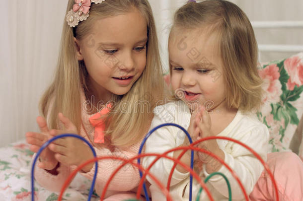 两个姐妹玩有趣的教育玩具的游戏