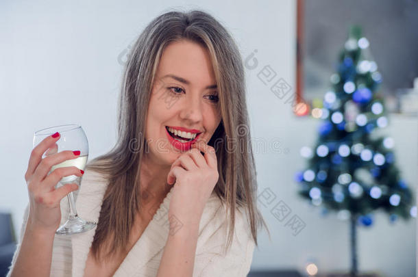 庆祝，饮料，朋友，<strong>单身派对</strong>，生日概念。 牙齿微笑的女人，红嘴唇拿着藤蔓玻璃