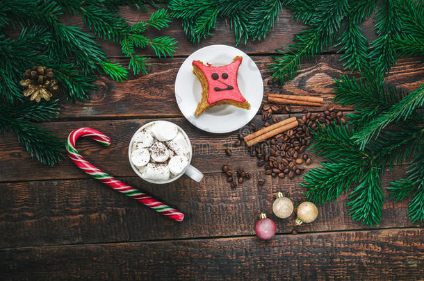 咖啡加棉花糖和蛋糕在圣诞节装饰。 上面的风景