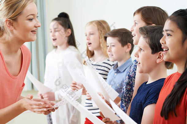 学校合唱团的孩子们受到老师的鼓励