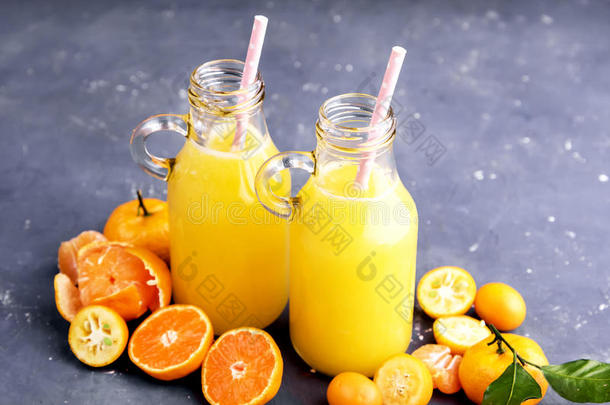 饮料瓶子早餐柑橘概念